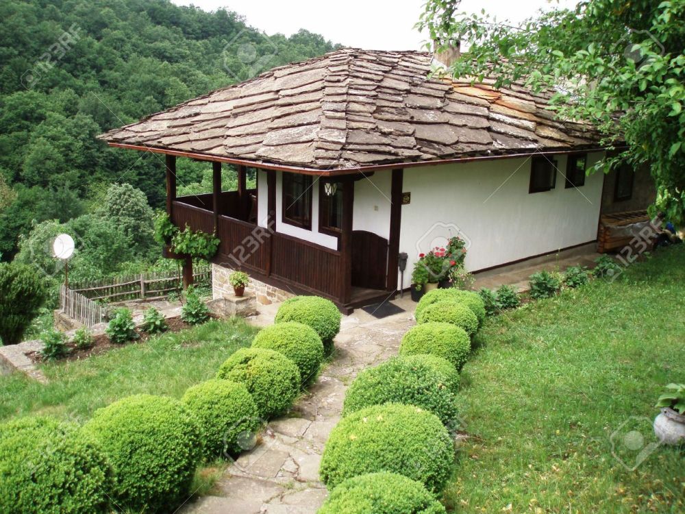4775592-bulgaria-village-bozentzi-old-house-with-beautiful-yard-.jpg